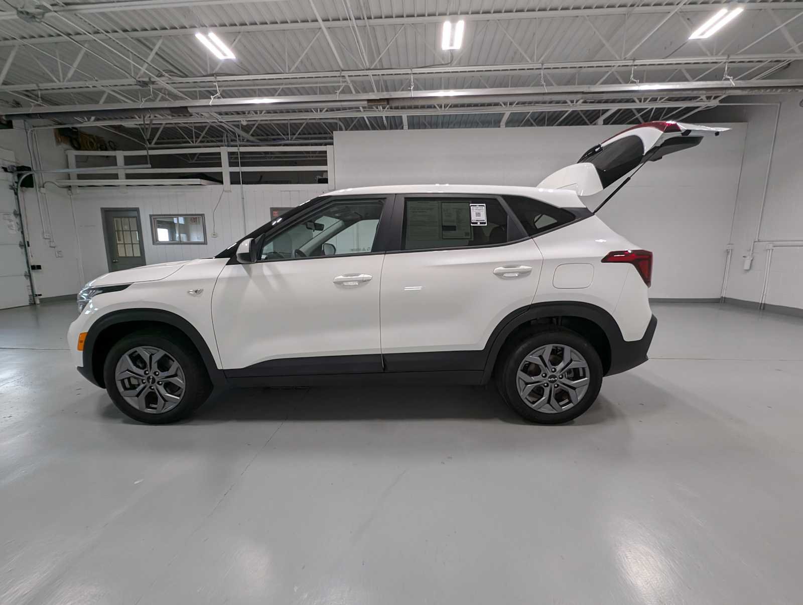 Used 2024 Snow White Pearl Kia LX image 12