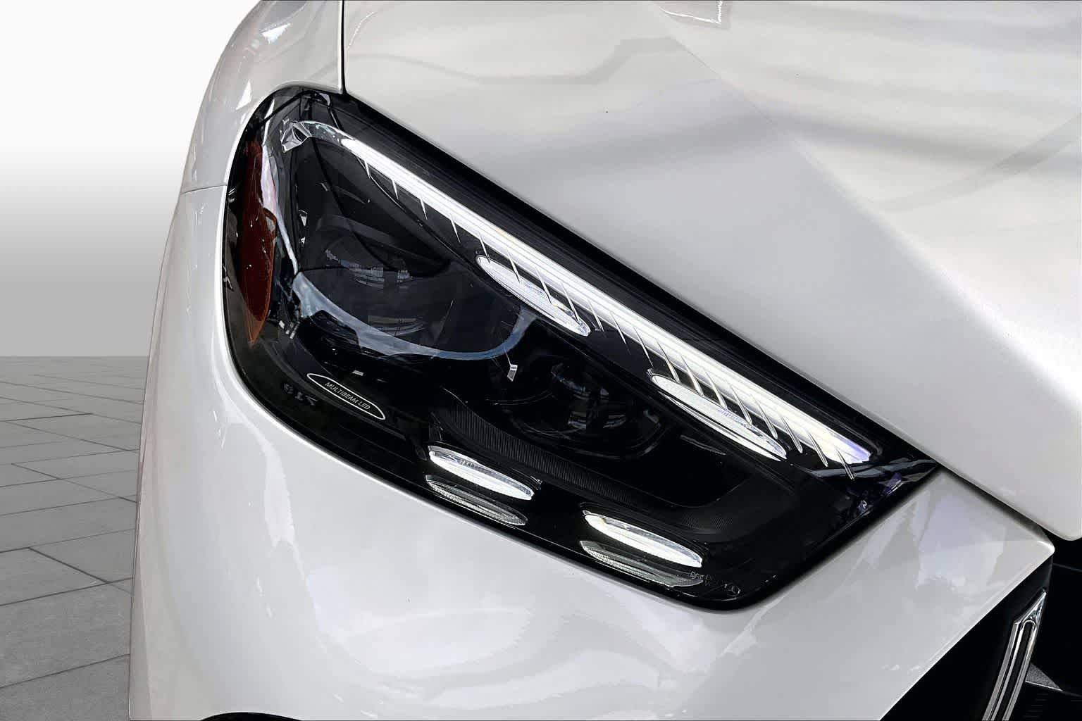 Used 2024 MANUFAKTUR Diamond White Metallic Mercedes-Benz AMG® GLE 53 image 28