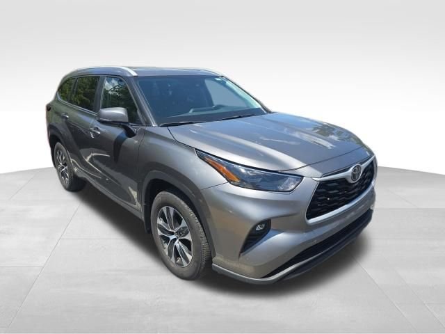 Used 2025 Heavy Metal Toyota XLE image 5