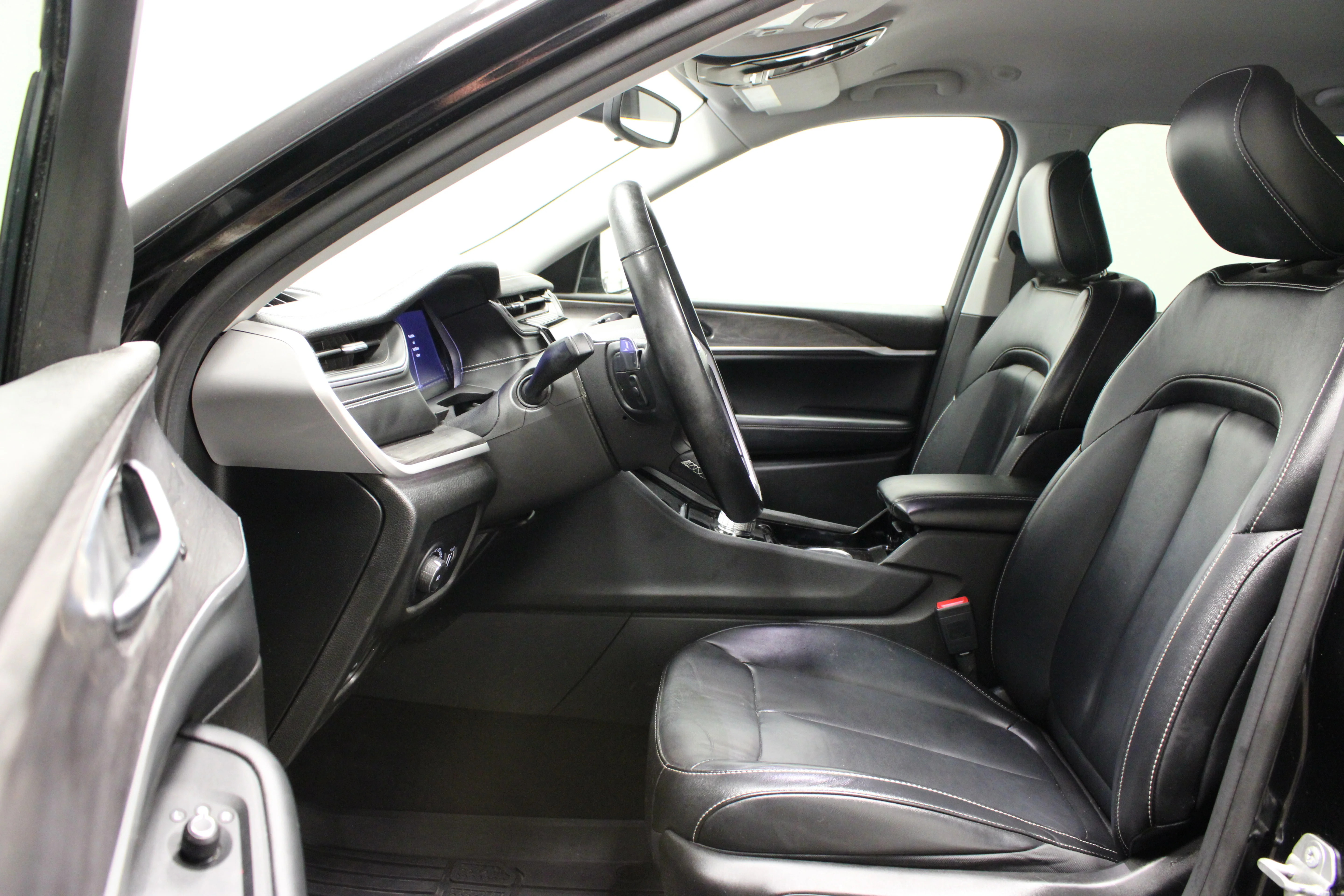 Used 2022 Diamond Black Crystal Pearlcoat Jeep Limited image 15