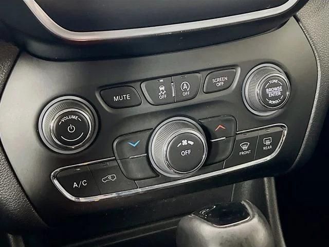 2020 Jeep Cherokee Latitude Plus - Photo 19