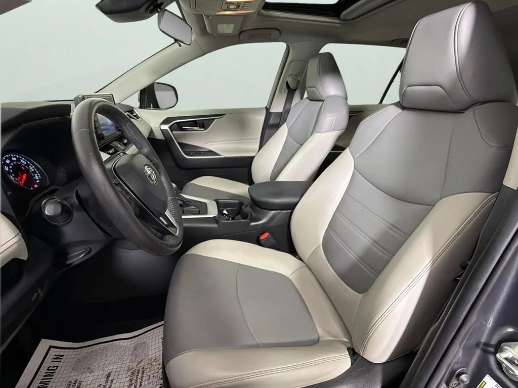2020 Toyota RAV4 XLE Premium - Photo 17