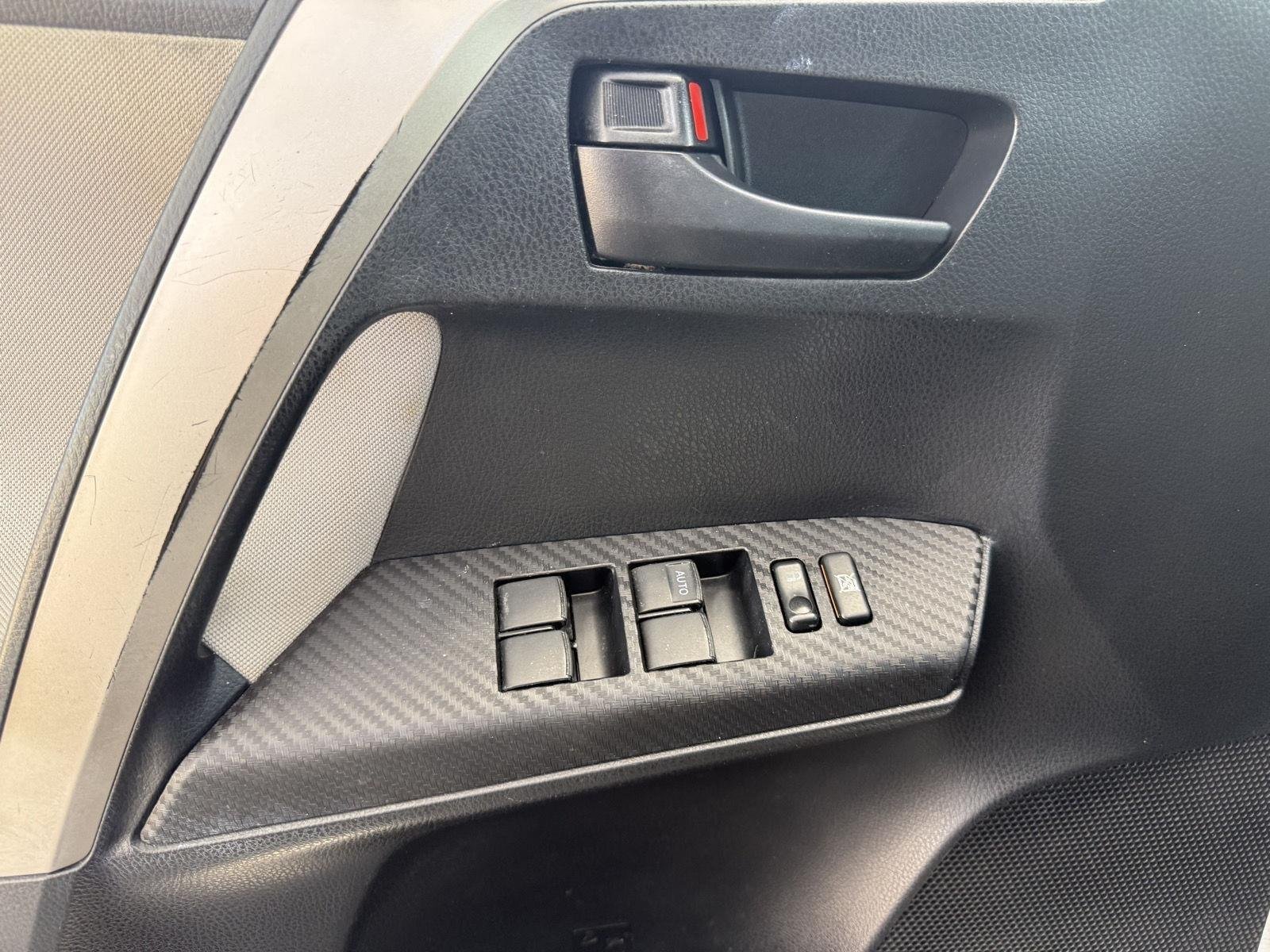 Used 2014 Classic Silver Metallic Toyota LE image 14