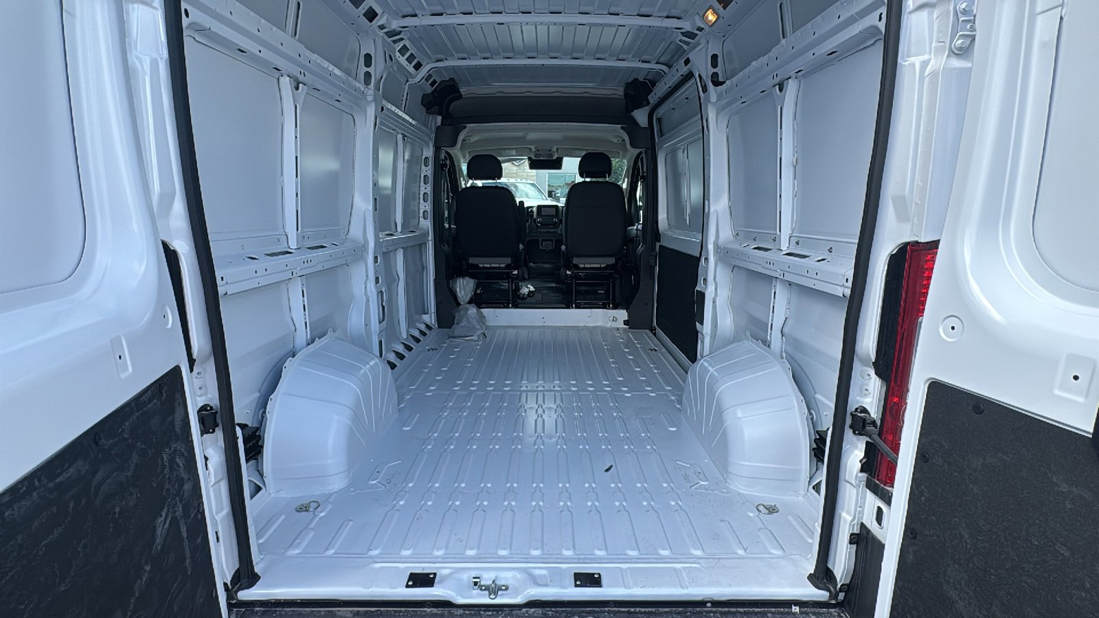New 2026 Bright White Clear-Coat Exterior Paint RAM Tradesman image 21
