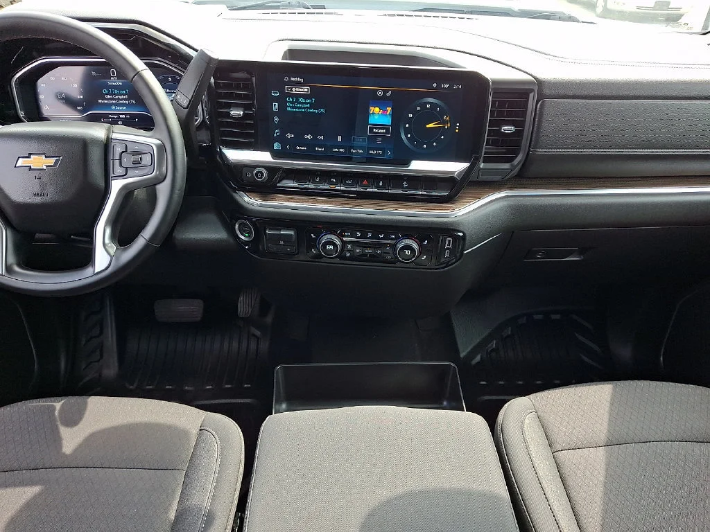 Used 2024 Summit White Chevrolet LT image 16