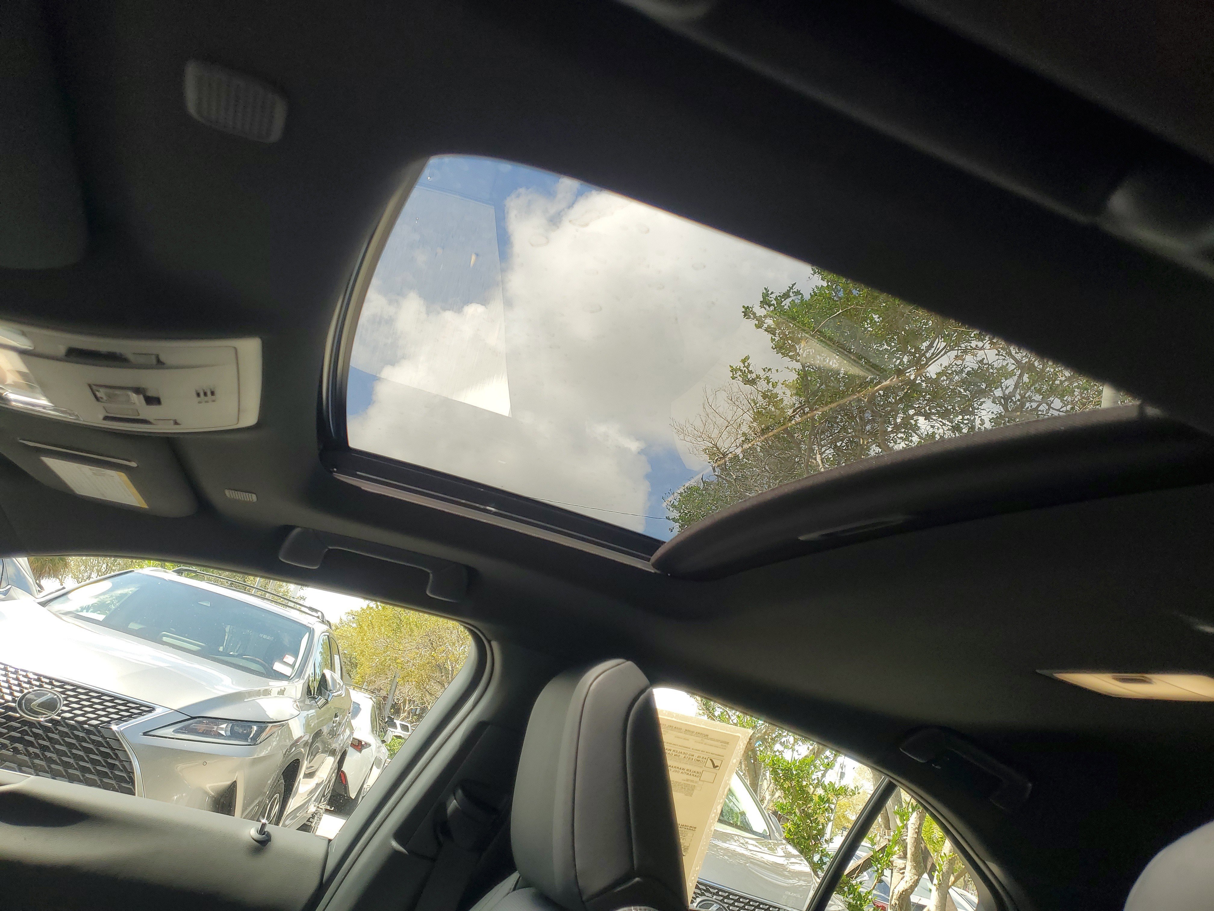 2025 Lexus UX Hybrid 300h - Photo 18