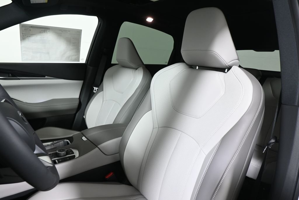 New 2027 2T RAD WHT INFINITI Sport AWD image 16