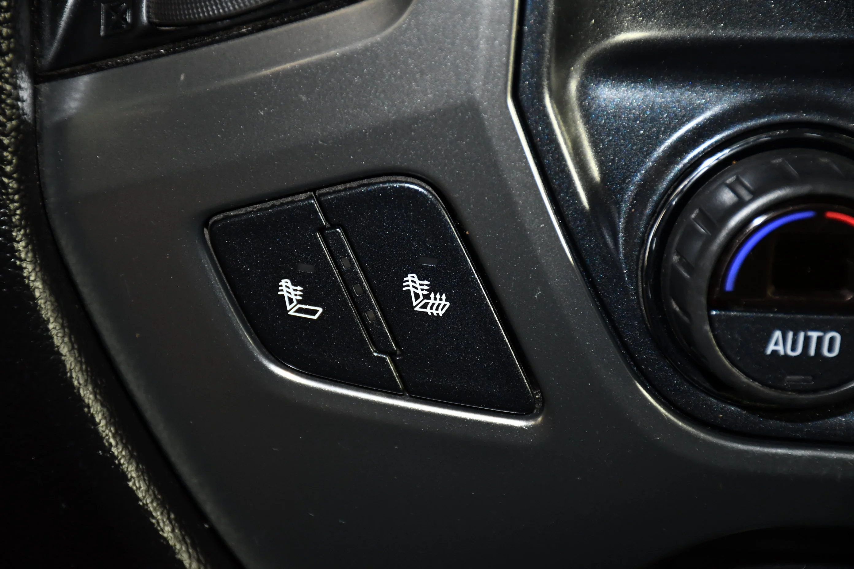 Used 2018 Deep Ocean Blue Metallic Chevrolet LT image 34