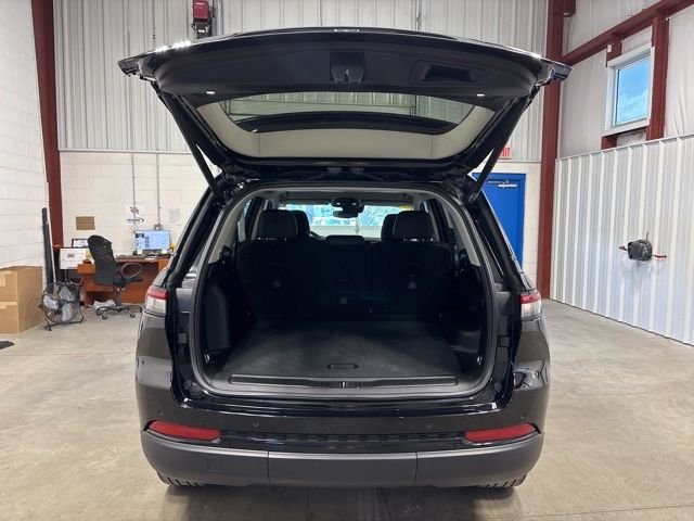 Used 2023 Diamond Black Crystal Pearlcoat Jeep Limited image 19