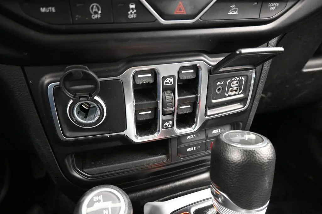 Used 2022 Bright White Clearcoat Jeep Unlimited Sport Altitude image 23