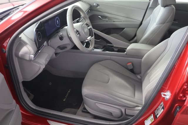 Used 2025 Red Hyundai SEL Convenience image 20