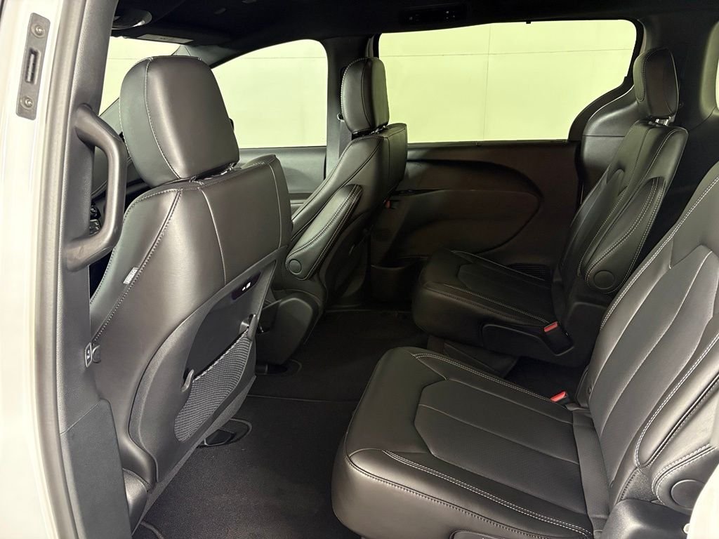 New 2027 Bright White Clear-Coat Paint Chrysler Select image 37