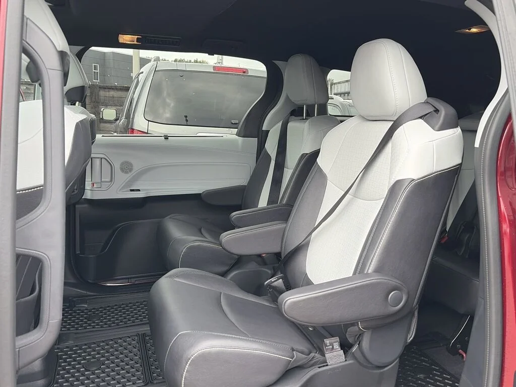 Used 2025  Toyota Sienna XSE AWD 7-Pass Dilawri Certified image 30