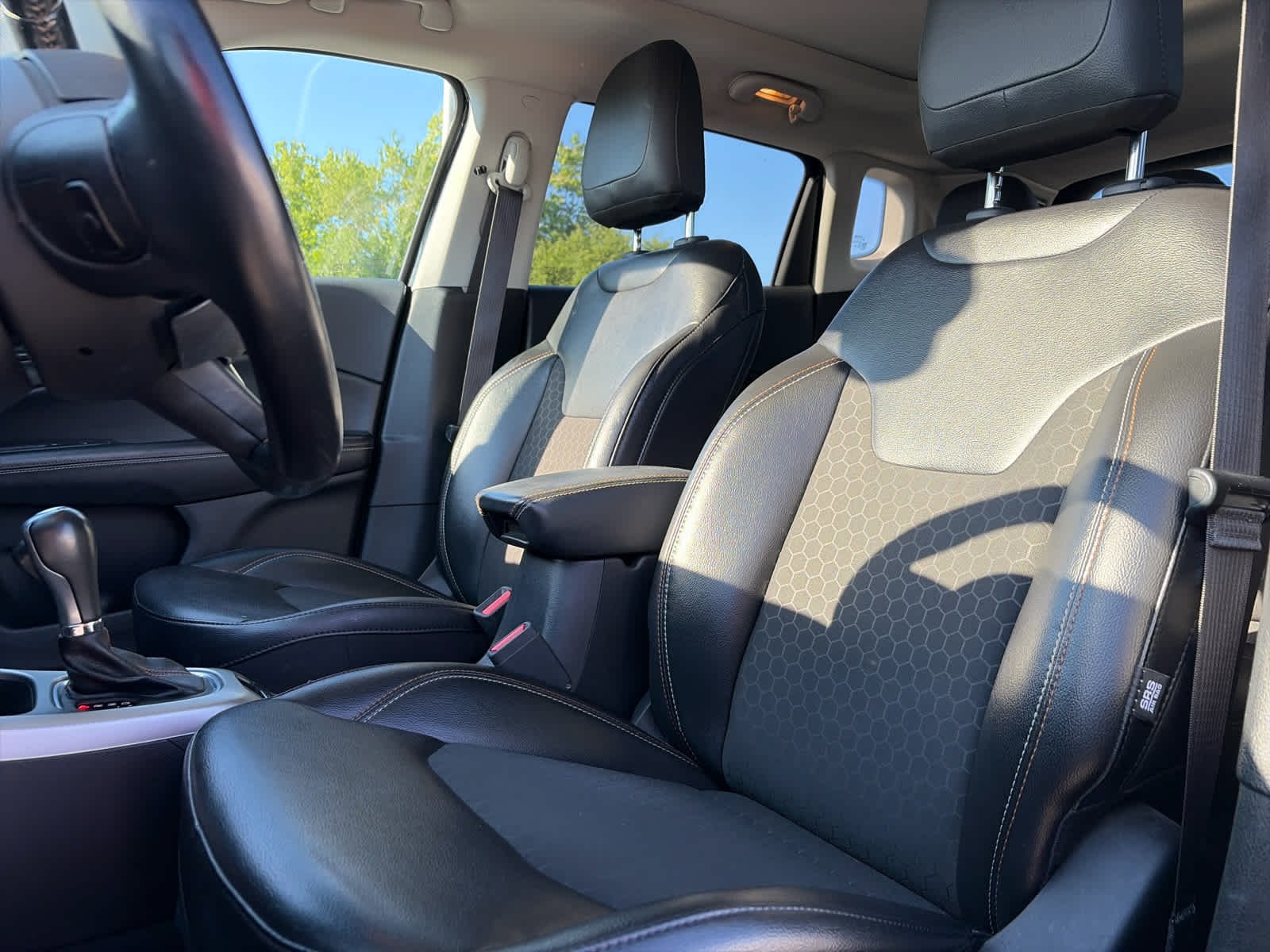 Used 2020 Diamond Black Crystal Pearlcoat Jeep Latitude w/Sun/Safety Pkg image 5