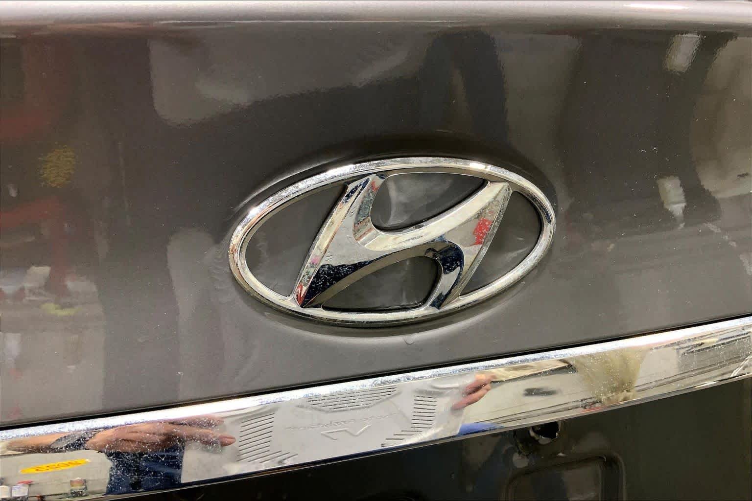 Used 2011 Harbor Gray Metallic Hyundai SE image 9
