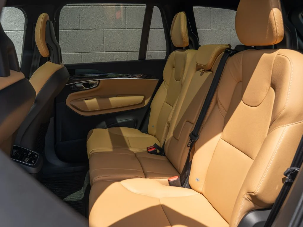Used 2018 White Volvo T6 Momentum image 18