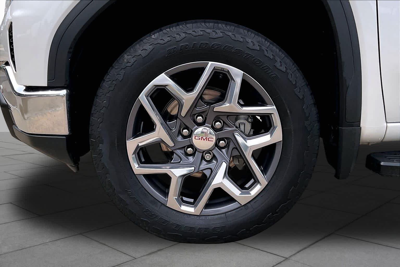 Used 2022 White Frost Tricoat GMC SLT image 11