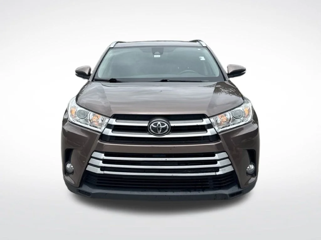 Certified Used 2019 Toasted Walnut Pearl Toyota XLE image 3