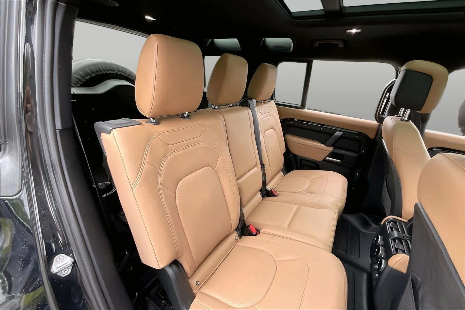 Used 2025  Land Rover X-Dynamic SE image 18