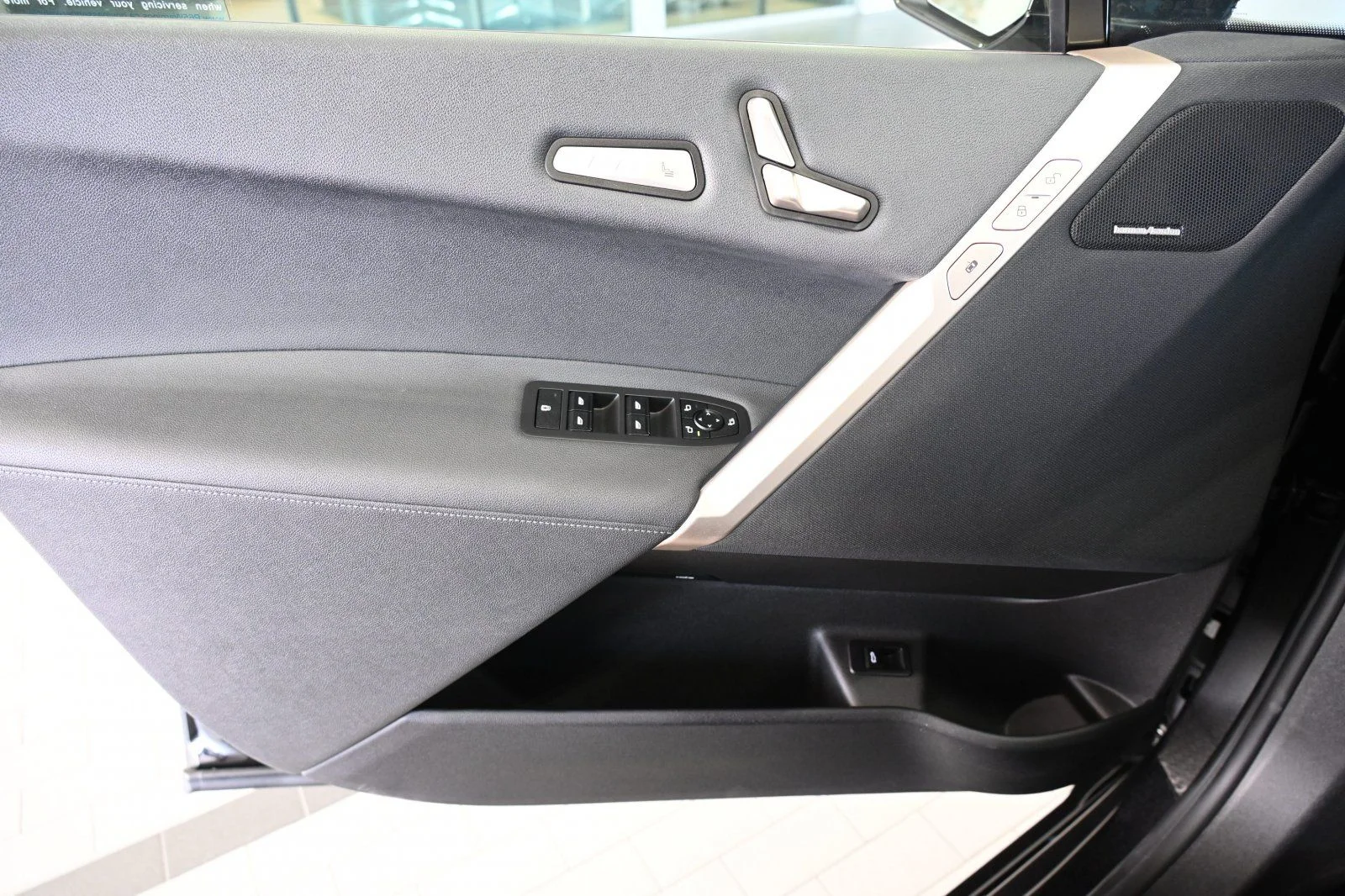 Used 2024 Black Sapphire Metallic BMW xDrive50 image 10