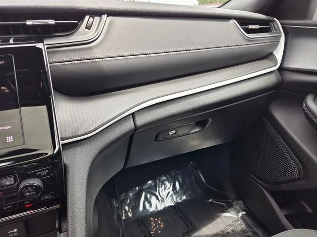 New 2026 Bright White Clear-Coat Exterior Paint Jeep Laredo X image 28