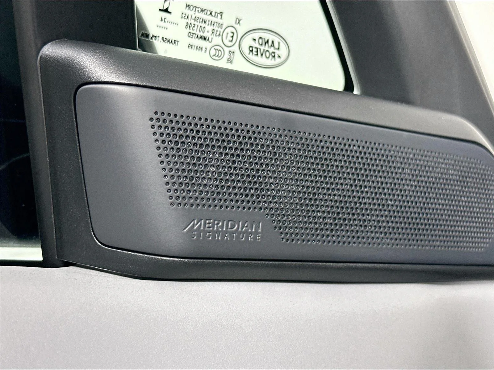 Used 2025 Blue (Dark) Land Rover SV Edition Two image 17