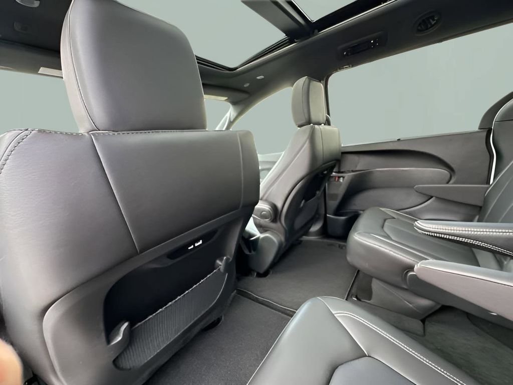New 2024 Bright White Clear-Coat Exterior Paint Chrysler Touring L image 31