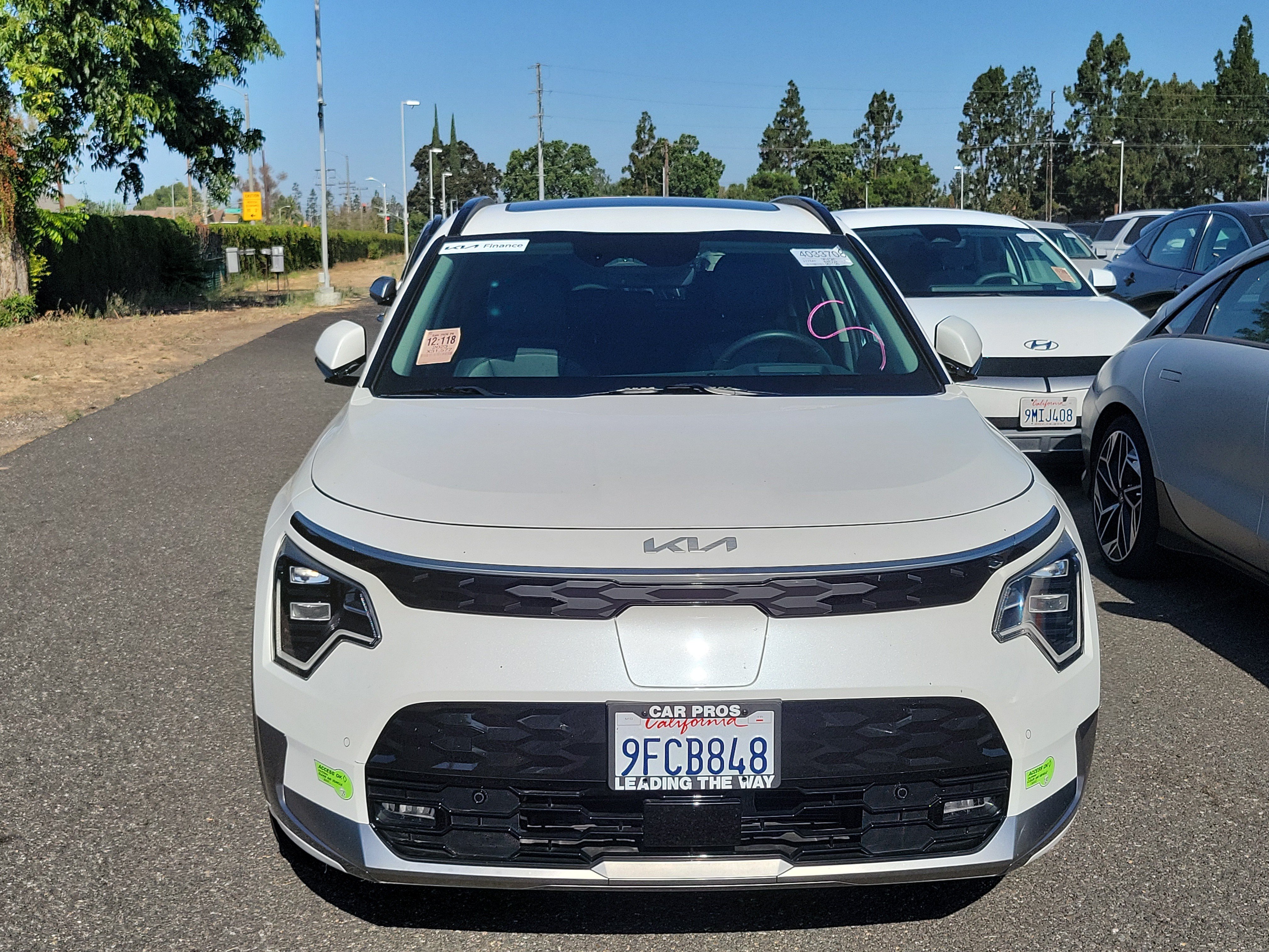 Used 2023 Snow White Pearl Kia Wave image 2