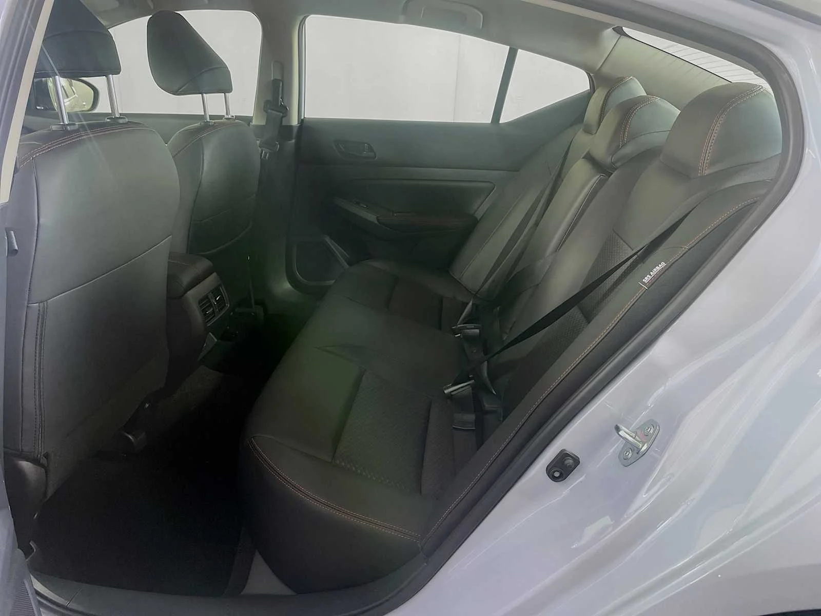 New 2026 Gray Sky Pearl / Super Black Two-tone Nissan SR image 5