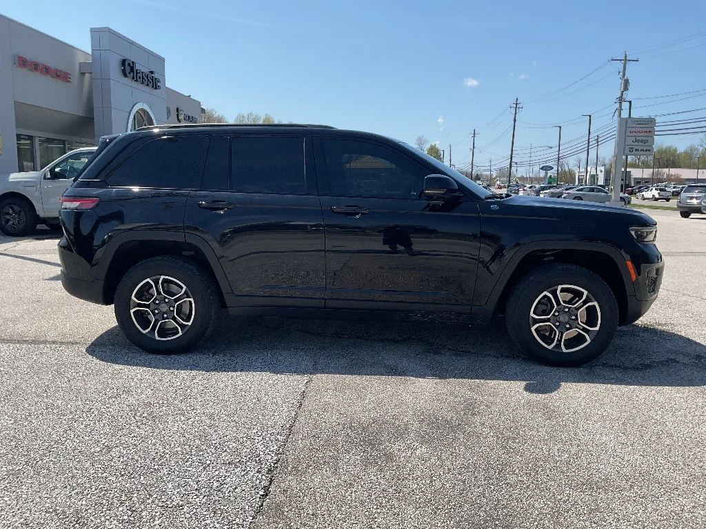 Used 2022 Diamond Black Crystal Pearl Coat Jeep Trailhawk 4xe image 4