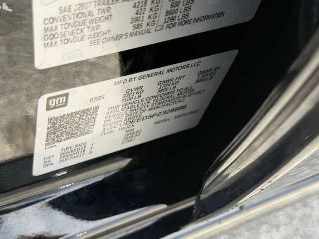 Used 2023 BLACK Chevrolet RST image 32
