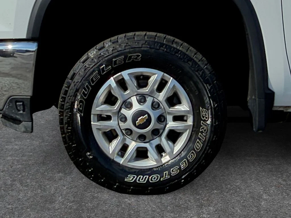 Used 2025 Summit White Chevrolet LT image 9