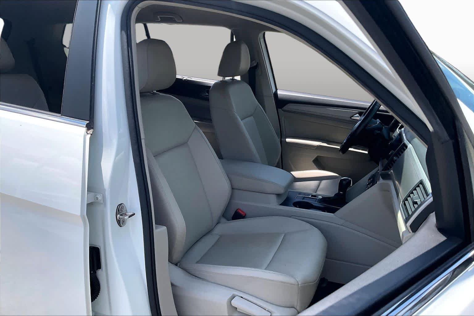 Used 2019 Pure White Volkswagen 3.6L V6 SE image 9