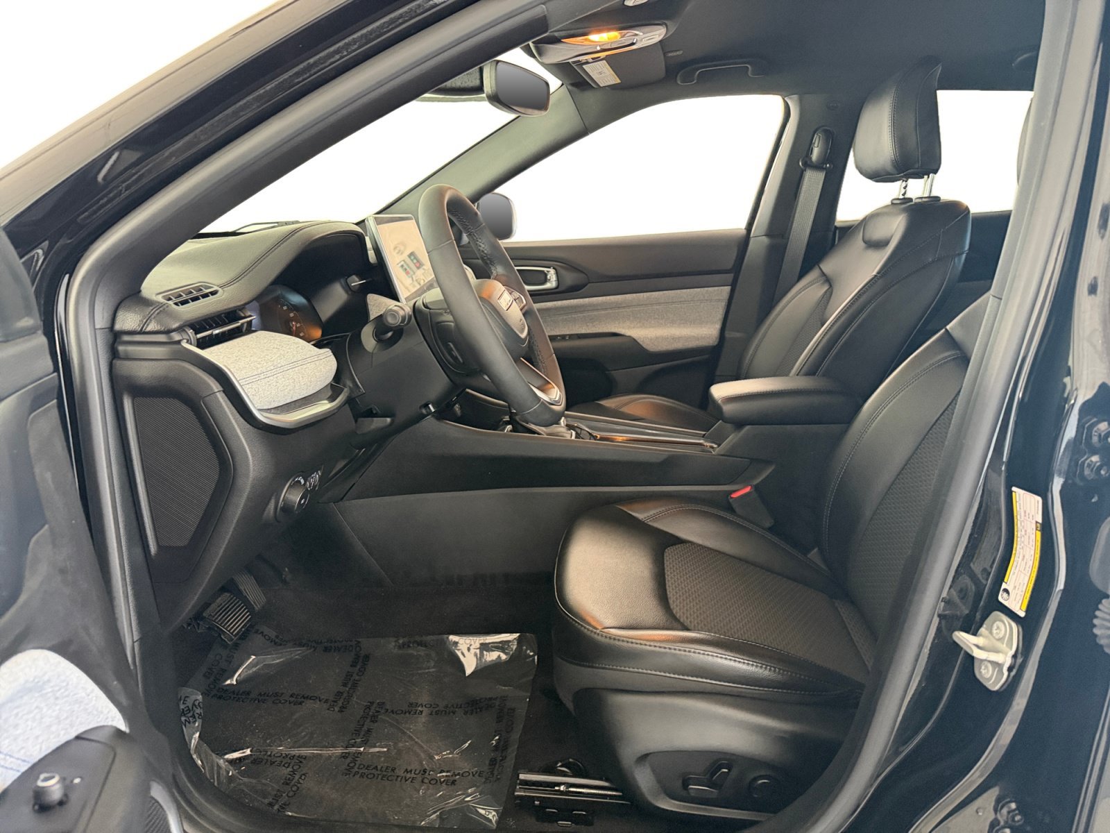 Used 2023 Diamond Black Crystal Pearlcoat Jeep Latitude image 8