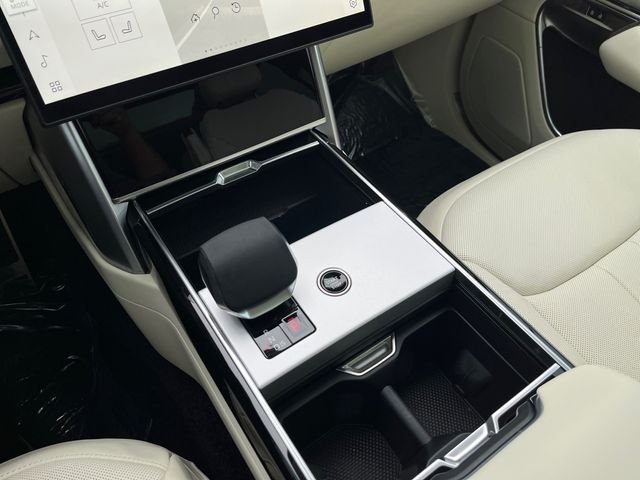 Used 2025 White Land Rover SE image 24