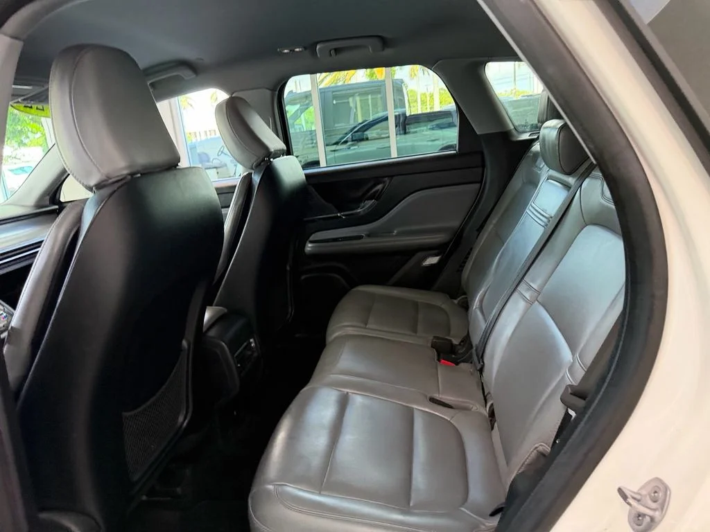 Used 2022 White Lincoln Standard image 12