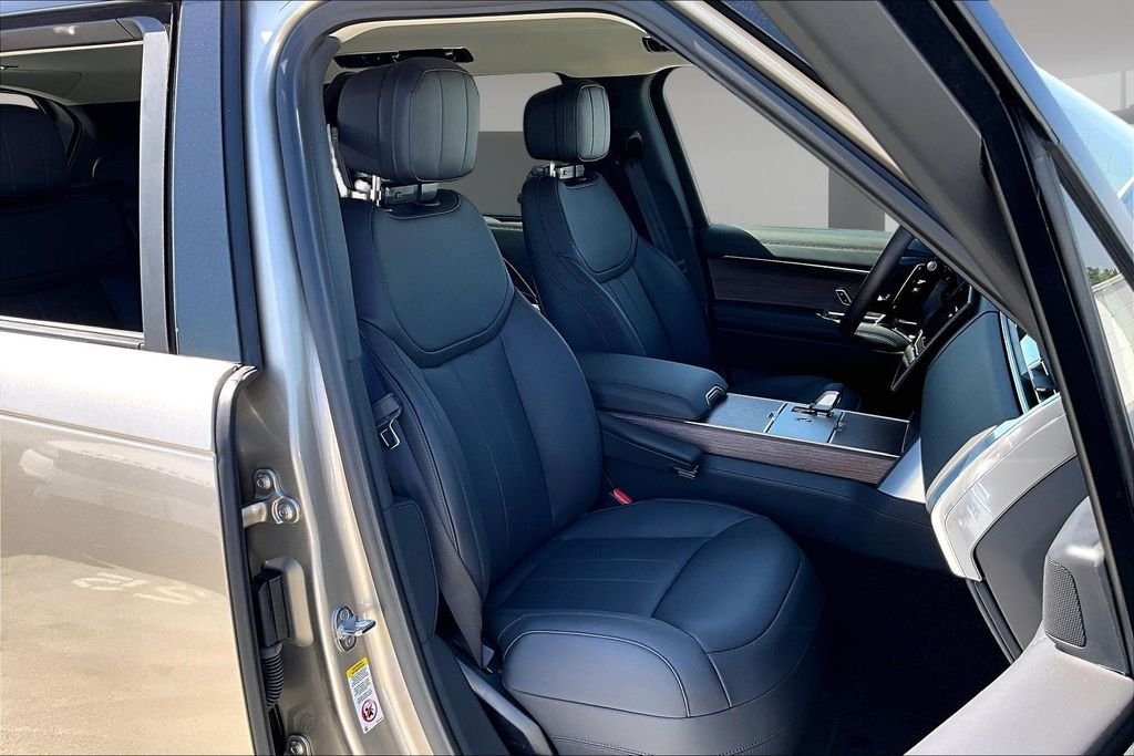 New 2026 BATUMI GOLD Land Rover SE 7 Seats image 12