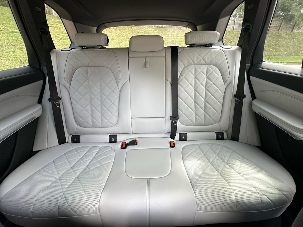 Used 2024 White BMW xDrive40i image 46