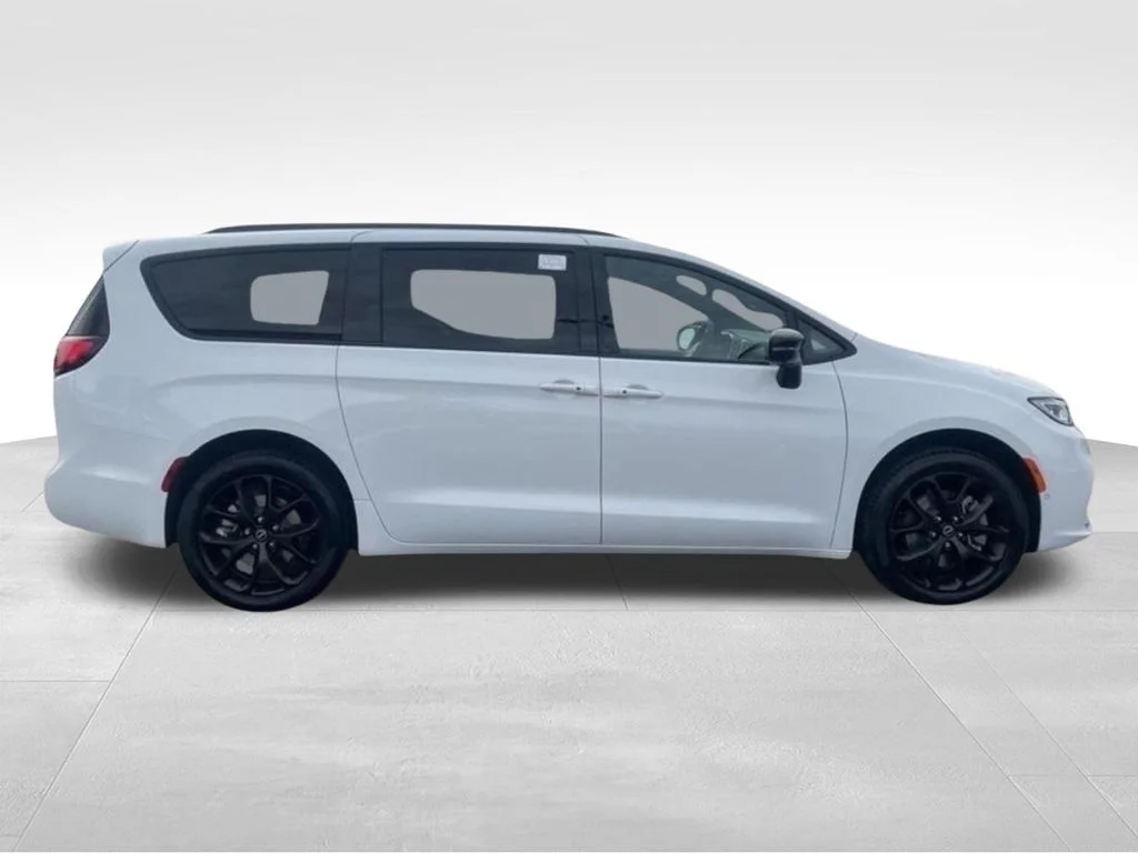 New 2026 Bright White Clear-Coat Exterior Paint Chrysler Limited image 6