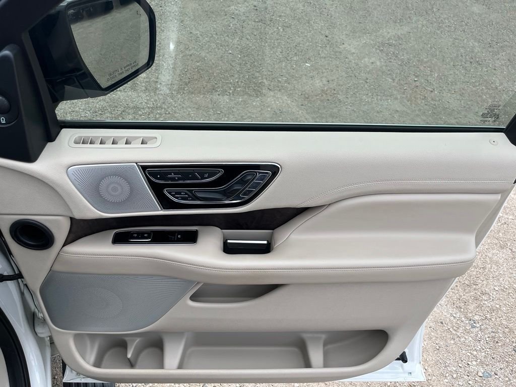 Used 2020 White Lincoln Reserve image 37