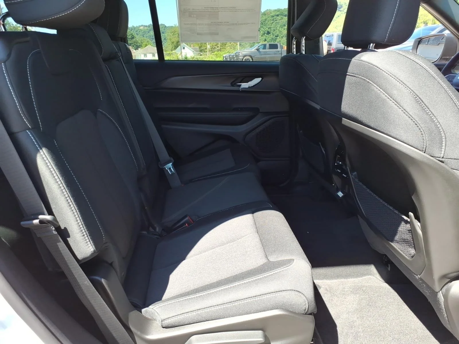 New 2026 Bright White Clear-Coat Exterior Paint Jeep Laredo X image 5