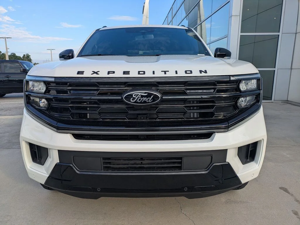 New 2026 Star White Metallic Tri-Coat Ford Platinum image 8