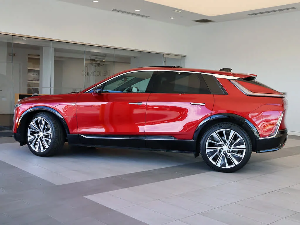 Certified 2025 Cadillac LYRIQ Luxury 3 with VIN 1GYKPTRL5SZ301567 for sale in Libertyville, IL