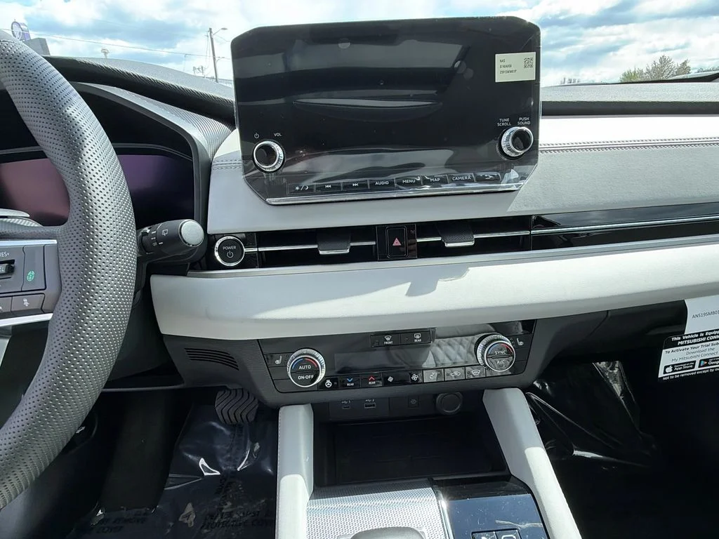 New 2025 Black Diamond Mitsubishi SEL image 15