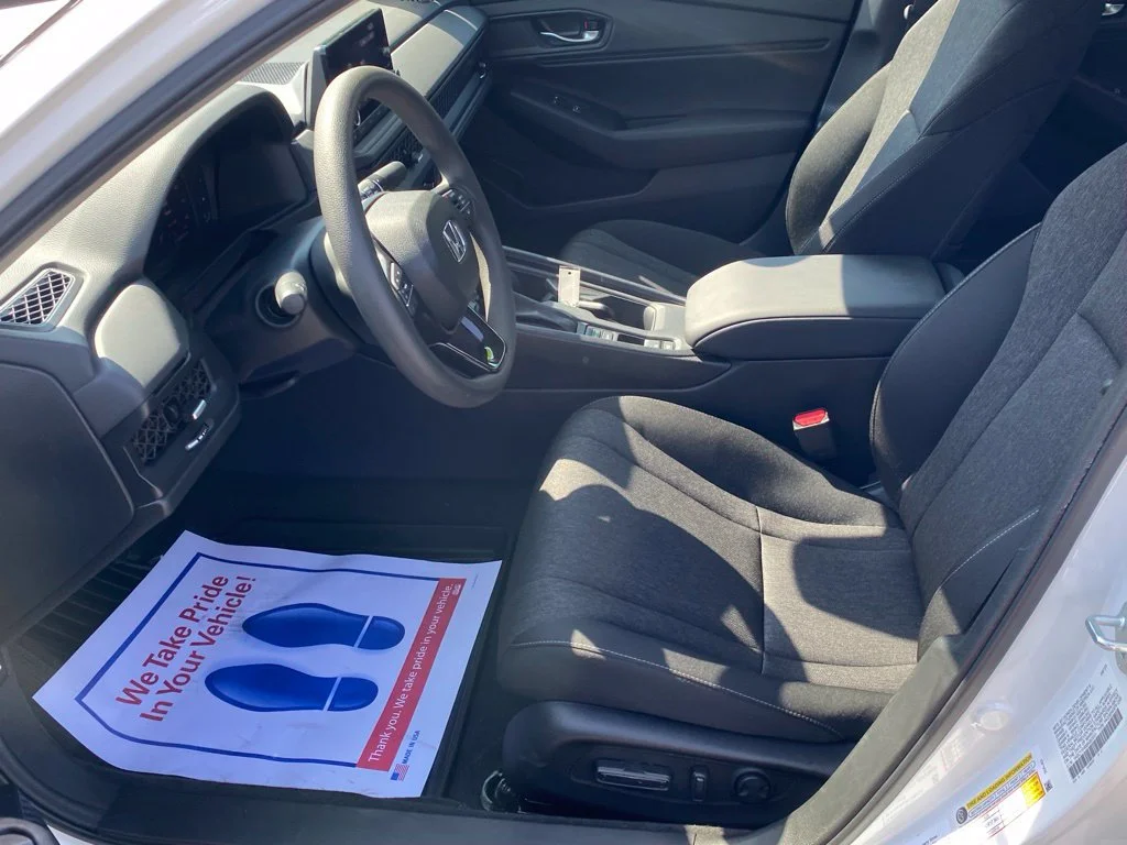 Used 2025 White Honda SE image 5
