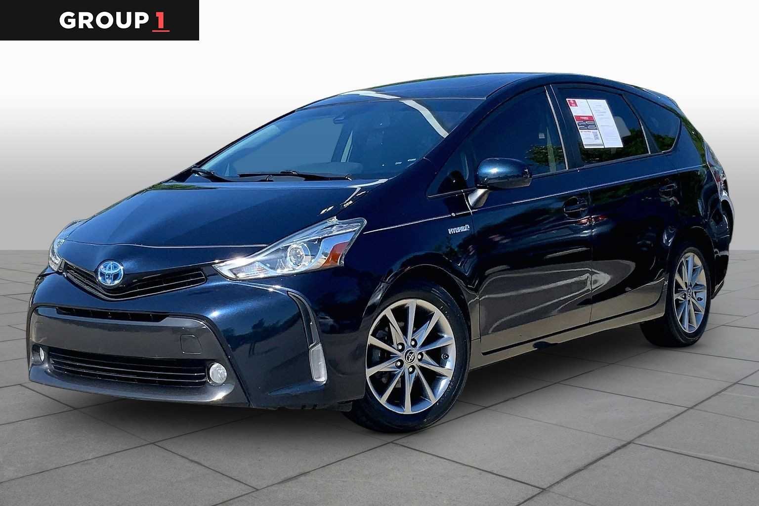 2017 Toyota Prius v Five's photo