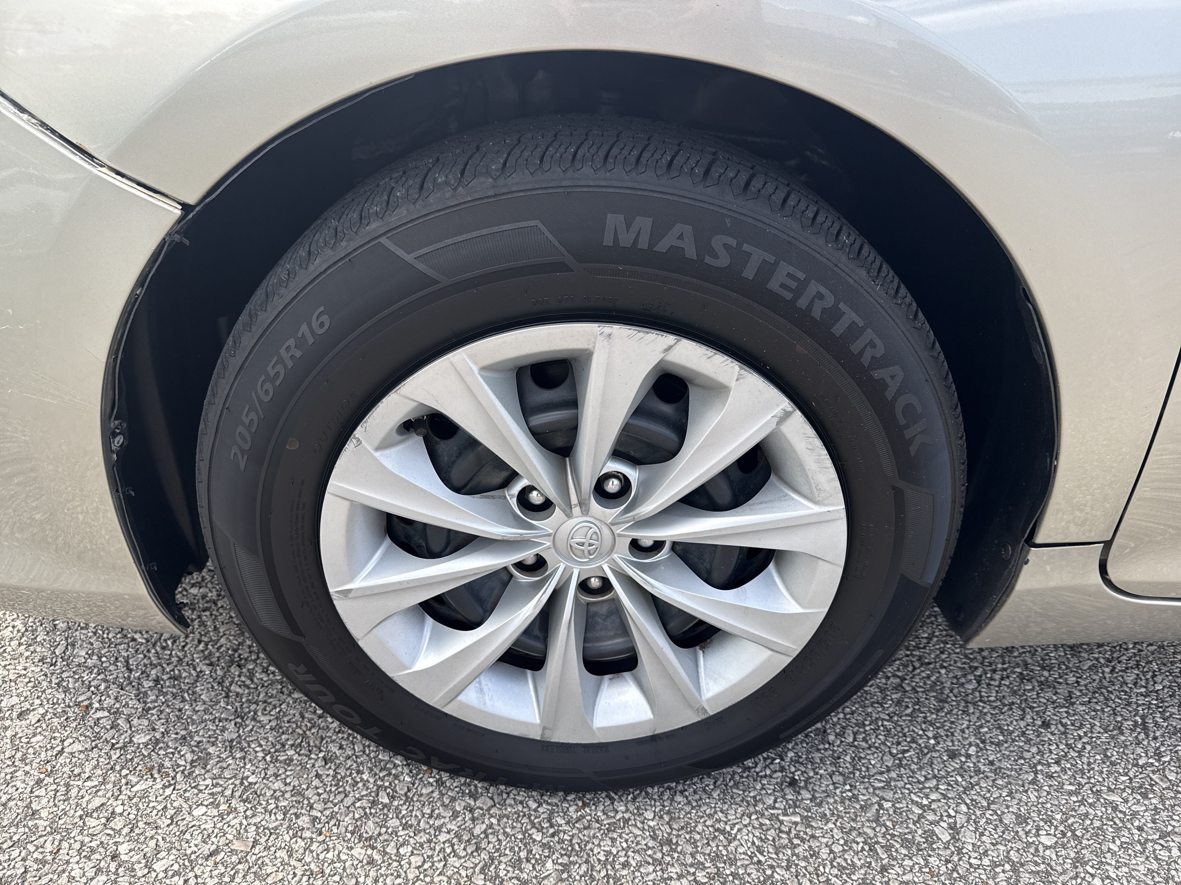 Used 2015 Gold Toyota LE image 10