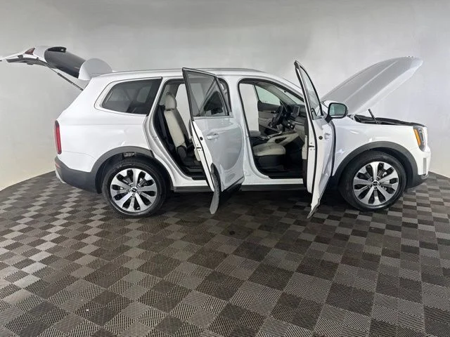 Used 2022 White Kia S image 17