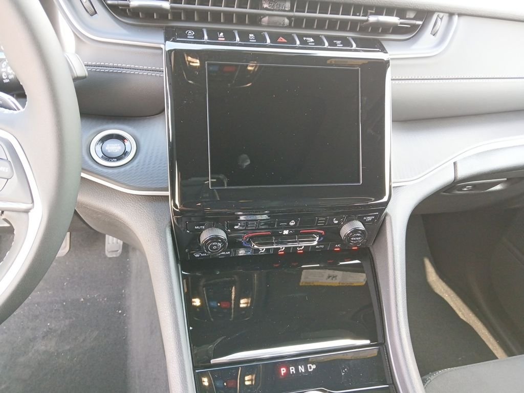 New 2026 Silver Zynith Exterior Paint Jeep Laredo image 21