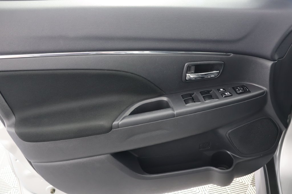 Used 2024  Mitsubishi 2.0 ES image 22